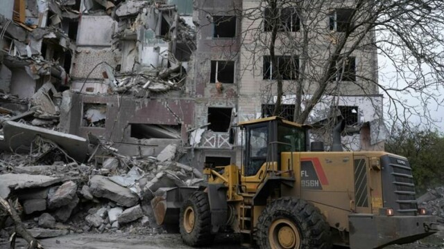 Europa er for første største mottakerregion for norsk bistand, i hovedsak på grunn av krigen i Ukraina. Her ryddes det opp etter et russisk luftangrep i Kostjantynivka 8. mai.