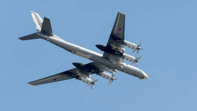 Tupolev Tu-95 (bildet), Tupolev Tu-22, samt Tupolev Tu-160, er russiske tunge bombefly som brukes til å skyte raketter mot ukrainske byer, og ramme både sivile og militære mål.