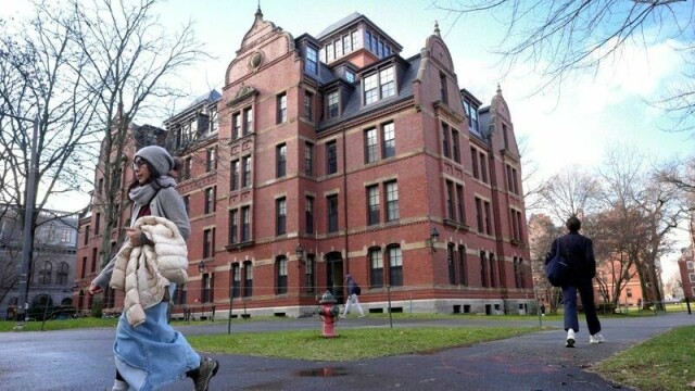 Folk på campusen til Harvard-universitetet i desember i fjor.