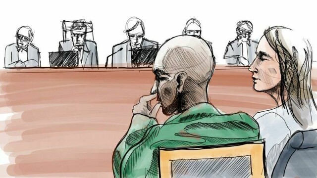 Svensk politi har avdekket drapsplaner mot den svenske rapartisten Yasin Mahamoud. Han er tidligere dømt for flere lovbrudd, her med sin forsvarer i Stockholms tingsrett.