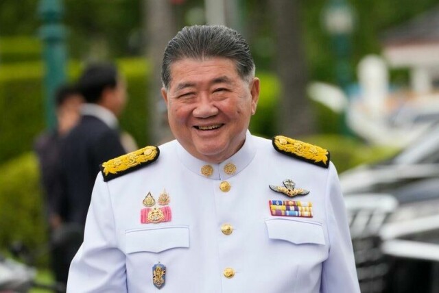 Thailands forsvarsminister Phumtham Wechayachai sier at ingen av partene mente å skyte mot hverandre.
