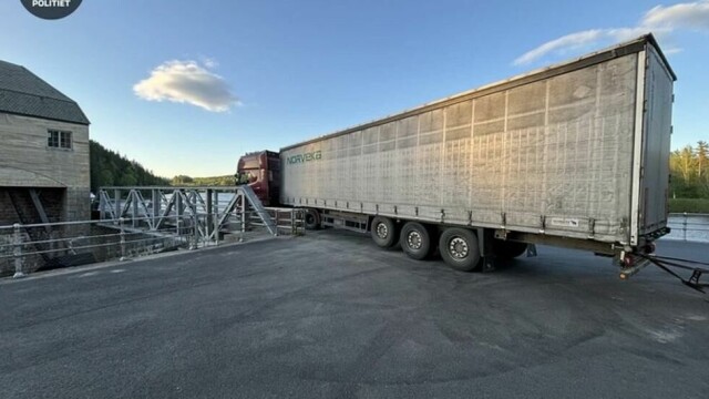 Et vogntog kjørte seg fast i et forsøk på å kjøre over demningen ved Solbergfoss kraftverk.