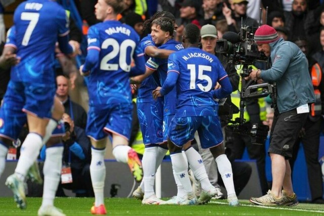 Chelseas Enzo Fernández blir gratulert etter 1-0-scoringen.