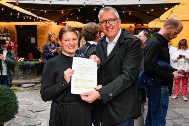 Næringsminister Cecilie Myrseth og komitéleder Erling Sande (Sp) etter å ha møtt pressen om besøksbidrag, også kalt turistskatten, ved restauranten Kafé Celsius i Oslo.