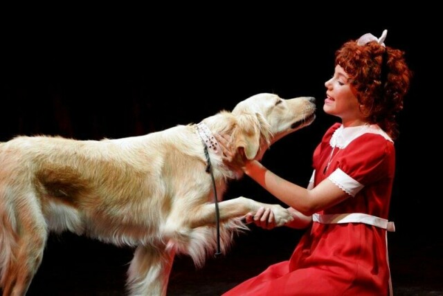 Suksessmusikalen «Annie» er satt opp flere ganger også i Norge. En ung Tomine Harket spilte tittelrollen både i den opprinnelige musikalen og senere i oppfølgeren «Annie 2», som dette biledet er fra. Arkivfoto: Jarl Fr. Erichsen / NTB