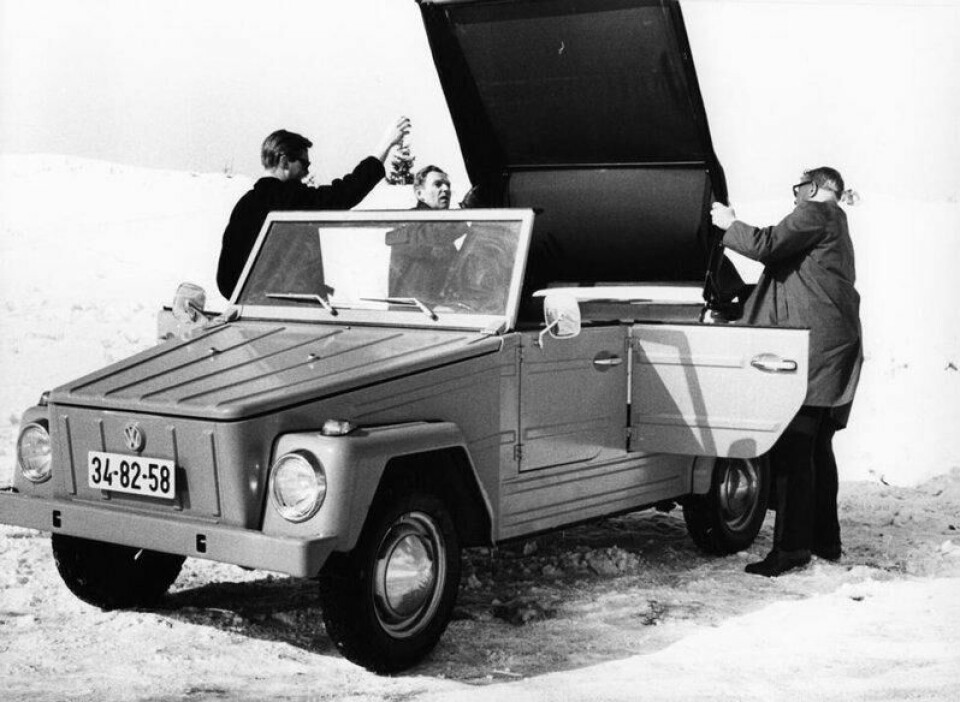 Jon E. Røhrt fikk stifte bekjentskap med VW 181 allerede i 1970, da Møller tok inn fire biler. Her på vinterføre. Jon E. Røhrt fikk stifte bekjentskap med VW 181 allerede i 1970, da Møller tok inn fire biler. Her på vinterføre. Foto: Møllerarkivet