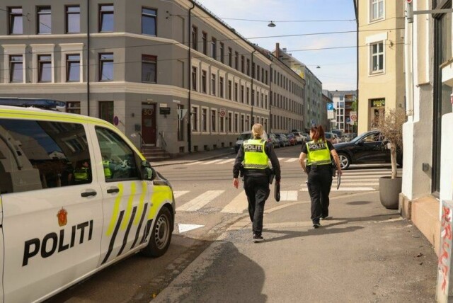 Politi ved bygården på Torshov der en person skal ha blitt holdt tilbake.