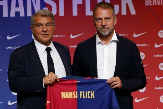 Barcelona-president Joan Laporta (t.v.) røpte at Hansi Flick vil forlenge med klubben.