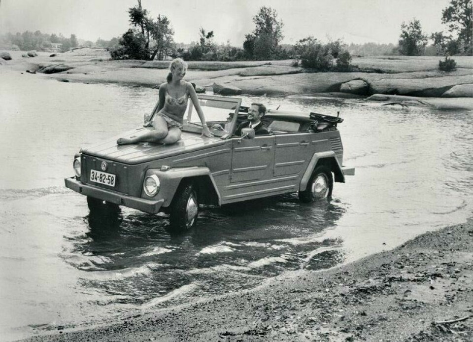 Sandefjord Blads fotograf ville gjerne ha en pike i bikini på bildet på stranden, og i 1970 var det ikke noe problem. Sandefjord Blads fotograf ville gjerne ha en pike i bikini på bildet på stranden, og i 1970 var det ikke noe problem. Foto: Møllerarkivet