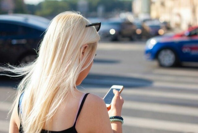 Ikke sjekk mobiltelefonen når du krysser gaten eller fotgjengerfeltet i Spania fremover. Det kan nemlig straffe seg.