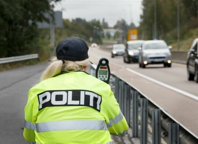 Politiet hanket inn nesten 1000 fartssyndere første helgen i påskeferien. De fleste fikk bot, men noen mistet også lappen.