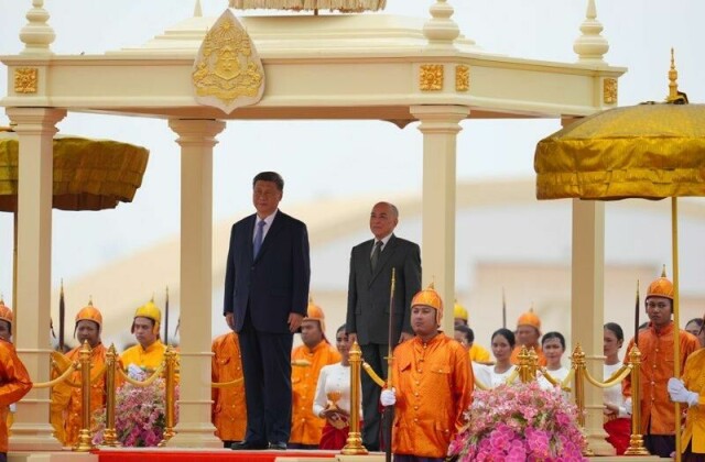 Kinas president Xi Jinping og Kambodsjas kong Norodom Sihamoni under velkomstseremonien torsdag.