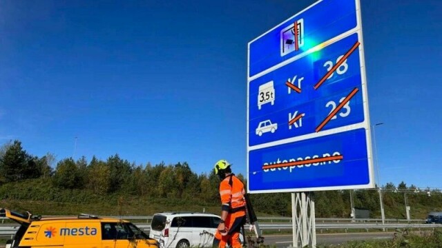 De to gjenværende bommene på E6 mellom Gardermoen og Minnesud tas ned i juli. Bildet er tatt i forbindelse med at bommen nord for Jessheim ble tatt ned i 2023.