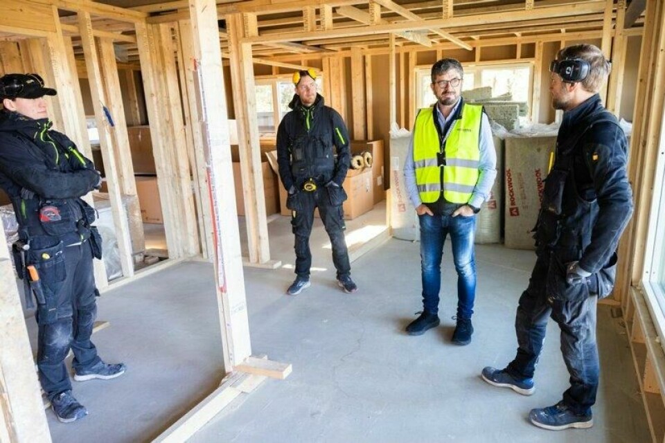 Karl Arne Jespersen(I gul vest) kjededirektør i Mesterhus sammen med Halvor Strømsnes (t.v.), Andreas Sjursen Hoaas og Tor-Erik Mo(t.h.). Karl Arne Jespersen(I gul vest) kjededirektør i Mesterhus sammen med Halvor Strømsnes (t.v.), Andreas Sjursen Hoaas og Tor-Erik Mo(t.h.). Foto: Jørgen Hyvang / Finansavisen