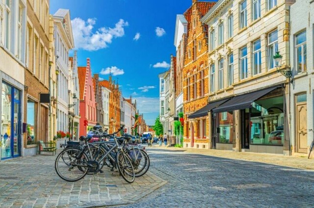 Den belgiske byen Brugge plages av besøkende som stikker av med brostein.