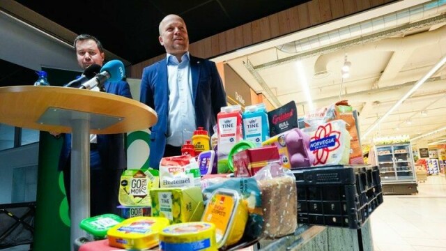 Senterpartiets leder Trygve Slagsvold Vedum og forhandlingsleder Geir Pollestad presenterte varslet krav om lavere matmoms før forhandlingene med regjeringen om revidert nasjonalbudsjett.