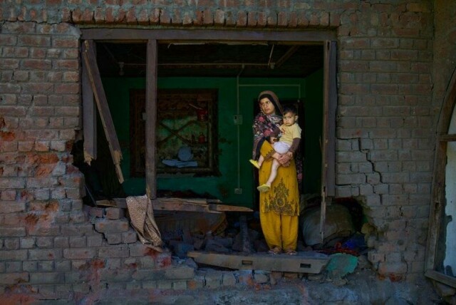 En kvinne med barnet sitt etter et angrep i grenselandsbyen Srinagar i den indiskkontrollerte delen av Kashmir. Bildet ble tatt 14. mai, noen dager etter at våpenhvilen ble inngått mellom India og Paksitan. UD fraråder fortsatt reiser til områder innenfor 10 kilometer fra Kashmirs kontroll- og grenselinjer.