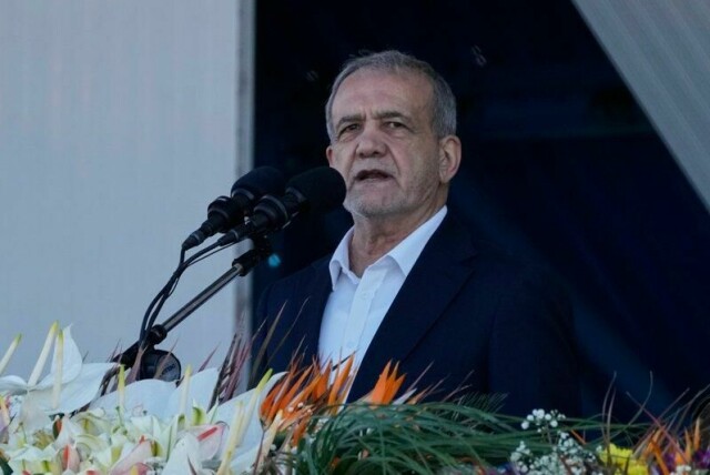 Irans president Masoud Pezeshkian (bildet) opplyste i januar at samarbeidet mellom Russland og Iran på gassområdet ville øke betydelig. Fredag var den iranske oljeministeren i Moksva for å undertegne omfattende samarbeidsavtaler. Bildet av presidenten er tatt 18. april i år under en markering av hærens dag ved ayatolla Khomeini gravsted.