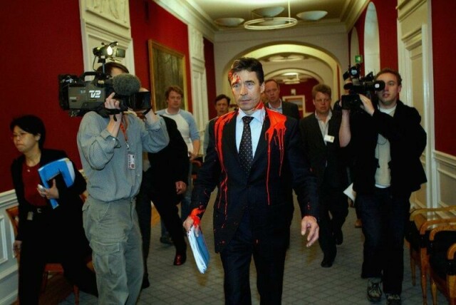 Jakken som Anders Fogh Rasmussen hadde på seg da han ble kastet maling på ved det danske folketinget i 2003 blir en del av Nasjonalmuseet i Danmark.