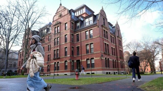 Trump-administrasjonens beslutning om å nekte Harvard å ta inn internasjonale studenter er blokkert av en dommer.