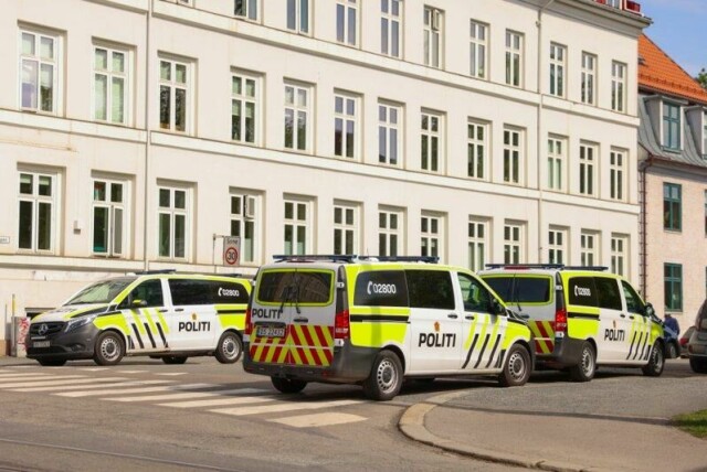 Politiet tok seg inn på en adresse på Torshov etter opplysninger om at en person var holdt tilbake i en leilighet. En person er pågrepet og en person ansees som fornærmet i saken.
