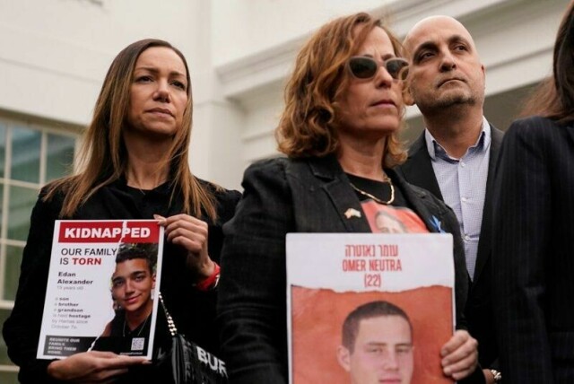 Yael Alexander (t.v.), moren til 21 år gamle Eden Alexander som holdes som gissel på Gazastripen, holder fram et bilde av sønnen etter et møte med daværende president Joe Biden i Det hvite hus i desember 2013.