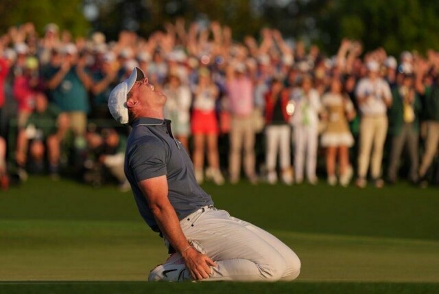Rory McIlroy feirer seieren i omspillet mot Justin Rose, fra England, etter finalerunden i Mastersturneringen søndag. Foto Matt Slocum / AP / NTB