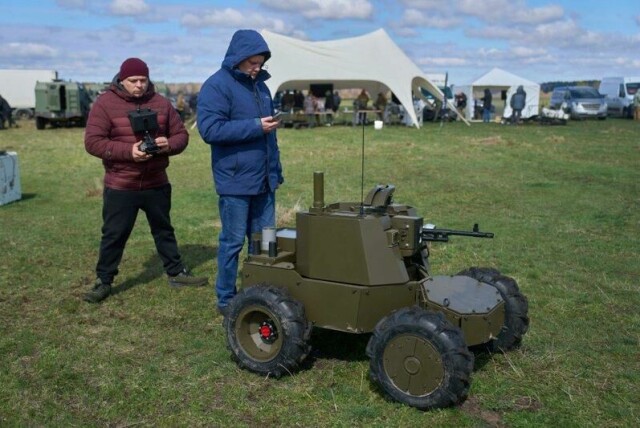 På en forsvarsmesse i Ukraina 11. april viste ukrainske produsenter fram blant annet et ubemannet kjøretøy.