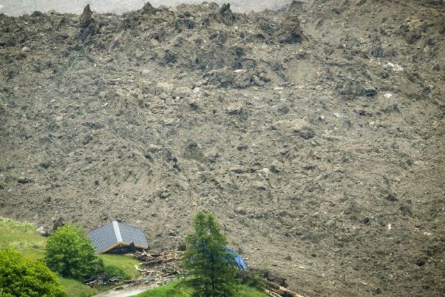 Jordskredet ødela en rekke hus i landsbyen.