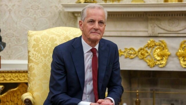 Statsminister Jonas Gahr Støre skal delta på toppmøtet. Bildet ble tatt da Støre nylig besøkte USAs president Donald Trump i Det hvite hus.