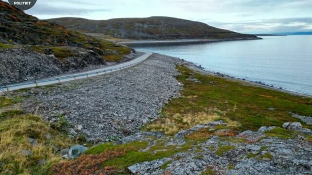 Massene fra berget ble lagt på sjøsiden av veien over en steinaldertuft, opplyser politiet.