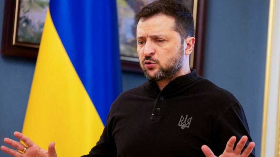 Ukrainas president Volodymyr Zelenskyj, her under en pressekonferanse i februar, sier landet nå produserer over 40 prosent av våpnene som brukes på fronten. Ukrainas president Volodymyr Zelenskyj, her under en pressekonferanse i februar, sier landet nå produserer over 40 prosent av våpnene som brukes på fronten. Foto: Tetiana Dzhafarova / AP / NTB