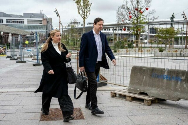 Advokat Heidi Reisvang og forsvarer Jon Christian Elden på vei inn til Sør-Rogaland tingrett tirsdag.