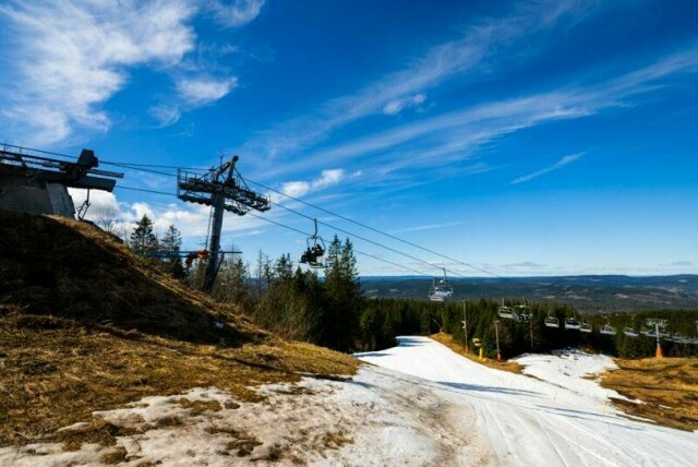 Mange skisentre har slitt med lite snø i vinter. Slik så det ut ved Skimores anlegg på Tryvann i Oslo noen dager før påske.