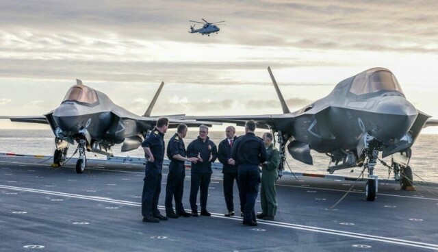 Storbritannias statsminister Keir Starmer, i midten til venstre, og forsvarsminister John Healy, i midten til høyre, snakker med marineoffiserer på cockpittet til HMS Prince of Wales i Plymouth, England, torsdag 24. april 2025. (Richard Pohle/Pool via AP)
