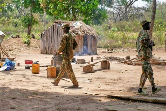 Soldater i nærheten av Nzara i Sør-Sudan i februar. FN advarer om konsekvenser av en ny borgerkrig i landet, som grenser til krigsherjede Sudan.