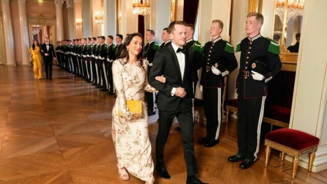 Tarjei Bø og kona Gita på vei inn til en gallamiddag på Slottet.