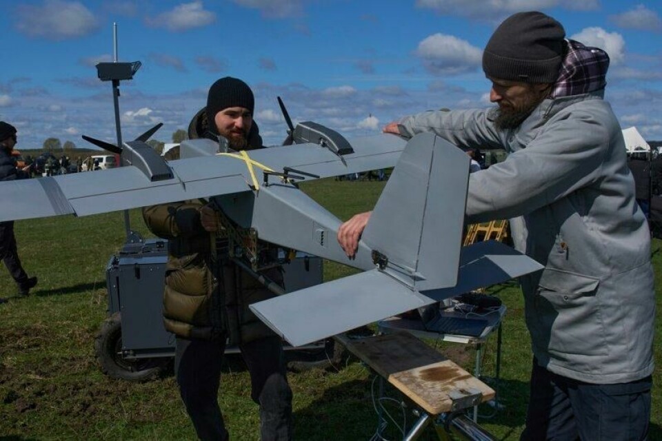 En våpenprodusent viser fram en ukrainskprodusert drone på en forsvarsmesse i Ukraina tidligere denne måneden. En våpenprodusent viser fram en ukrainskprodusert drone på en forsvarsmesse i Ukraina tidligere denne måneden. Foto: Jefrem Lukatskyj AP / NTB