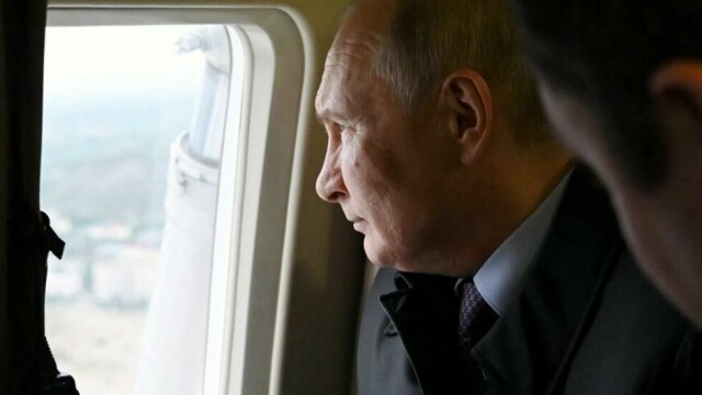 Russlands president Vladimir Putin ser gjennom et helikoptervindu under en flytur til Murmansk 20. juli 2023. Sputnik/Alexander Kazakov/Kreml via REUTERS.