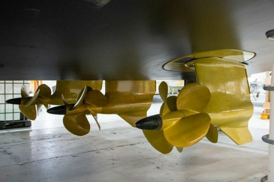 Inne på verftet holder de på å bygge en mindre modell enn Zeelander Z8, med tre Volvo Penta IPS drev. Hvert drev peker fremover i vannstrømmen med doble propeller, og kan vris rundt den vertikale aksen for å gjøre manøvrering enklere. Inne på verftet holder de på å bygge en mindre modell enn Zeelander Z8, med tre Volvo Penta IPS drev. Hvert drev peker fremover i vannstrømmen med doble propeller, og kan vris rundt den vertikale aksen for å gjøre manøvrering enklere. Foto: Ragnvald Johansen / Finansavisen