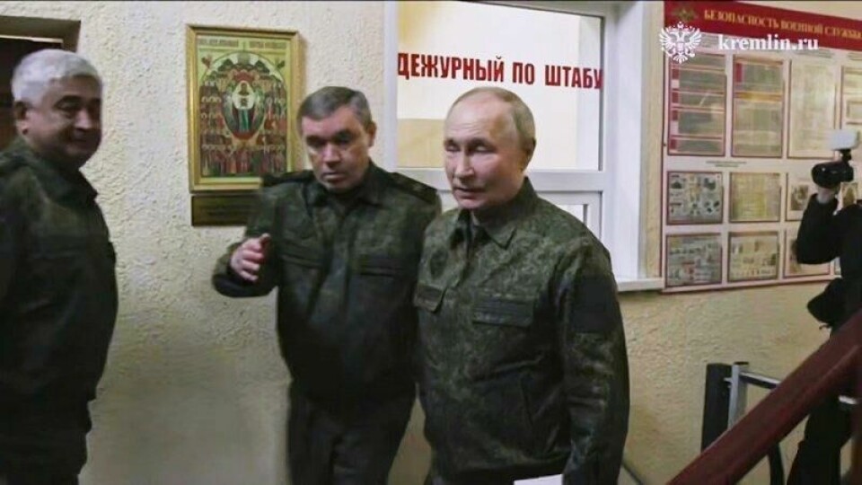 Russlands president Vladimir Putin sammen med forsvarssjef Valerij Gerasimov under et besøk i det militære hovedkvarteret i Kursk 21. mai. Russlands president Vladimir Putin sammen med forsvarssjef Valerij Gerasimov under et besøk i det militære hovedkvarteret i Kursk 21. mai. Foto: Russlands presidentkontor / AP / NTB