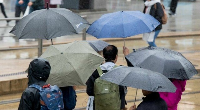 Det blir i all hovedsak ganske fuktig vær fra 1. mai og gjennom helgen i store deler av landet, men spesielt på Vestlandet. Østlandet får de beste temperaturene, og noe mindre nedbør, men det blir en relativt kjølig helg.