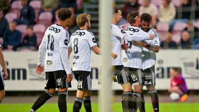 Rosenborg feirer vinnermålet i cupkampen mot Kongsvinger. Emil Konradsen Ceïde, som sto for forbarbeidet, får de fleste gratulasjonene.