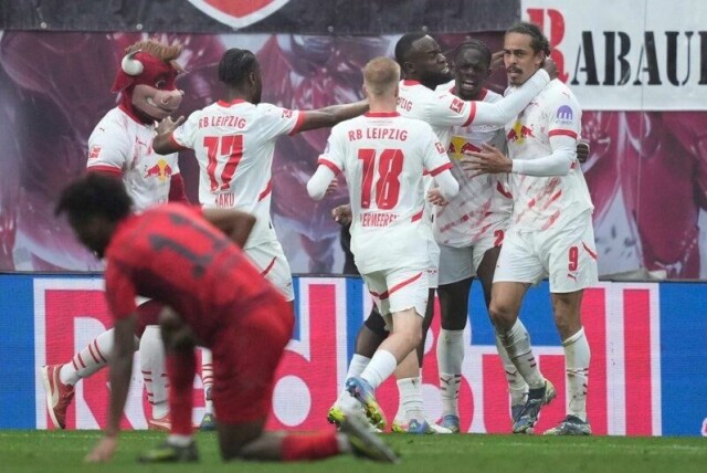 Yussuf Poulsen (til h.) gratuleres med utligningsmålet som ga RB Leipzig ett poeng og satte Bayern Münchens gullfest på vent.
