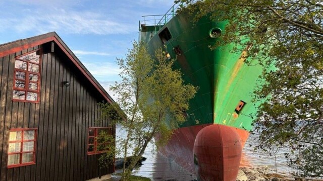 Et 135 meter langt konteinerskip gikk natt til torsdag på grunn i Trondheimsfjorden utenfor Byneset. Det havnet på land ved en bolig.