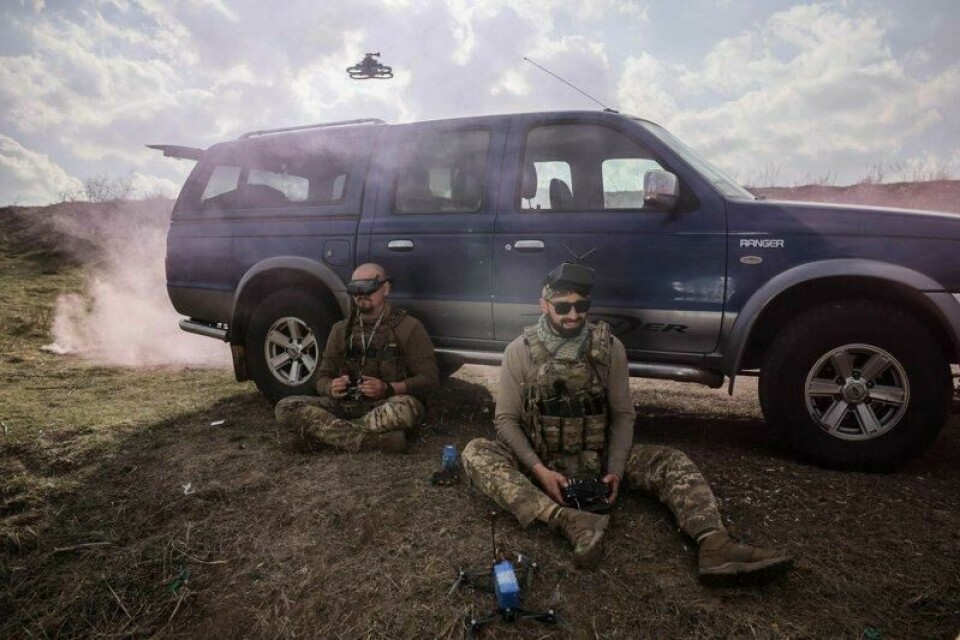 På dette utdelingsbildet, tatt og publisert 27. mars 2025 av pressetjenesten til den 24. mekaniserte brigaden, styrer ukrainske soldater droner med kontrollere og headset på treningsfeltet på et ikke oppgitt sted øst i Ukraina. På dette utdelingsbildet, tatt og publisert 27. mars 2025 av pressetjenesten til den 24. mekaniserte brigaden, styrer ukrainske soldater droner med kontrollere og headset på treningsfeltet på et ikke oppgitt sted øst i Ukraina. Foto: AFP/NTB
