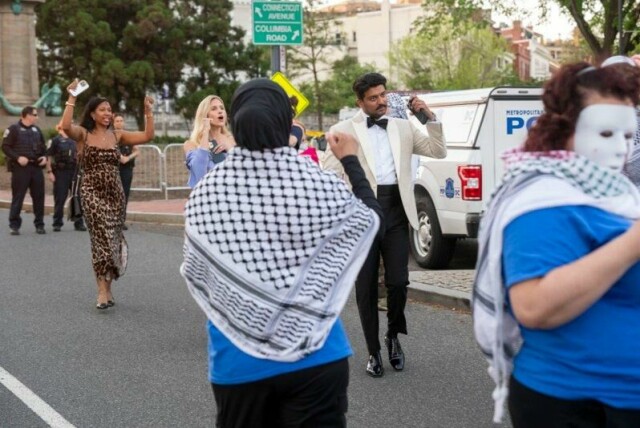 Pressefolk på vei til den årlige middagen passerer propalestinske demonstranter utenfor hotellet Washington Hilton.