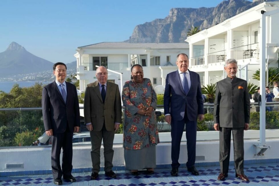 Utenriksministrene for de fem Briks-landene møttes i Cape Town i begynnelsen av juni i forberedelse til toppmøtet i august. Fra venstre Kinas utenriksminister Qin Gang, Brasils ambassadør Mauro Vieira, Sør-Afrikas utenriksminister Naledi Pandor, Russlands utenriksminister Sergej Lavrov og Indias utenriksminister Subrahmanyam Jaishankar. Utenriksministrene for de fem Briks-landene møttes i Cape Town i begynnelsen av juni i forberedelse til toppmøtet i august. Fra venstre Kinas utenriksminister Qin Gang, Brasils ambassadør Mauro Vieira, Sør-Afrikas utenriksminister Naledi Pandor, Russlands utenriksminister Sergej Lavrov og Indias utenriksminister Subrahmanyam Jaishankar. Foto: Nardus Engelbrecht / AP