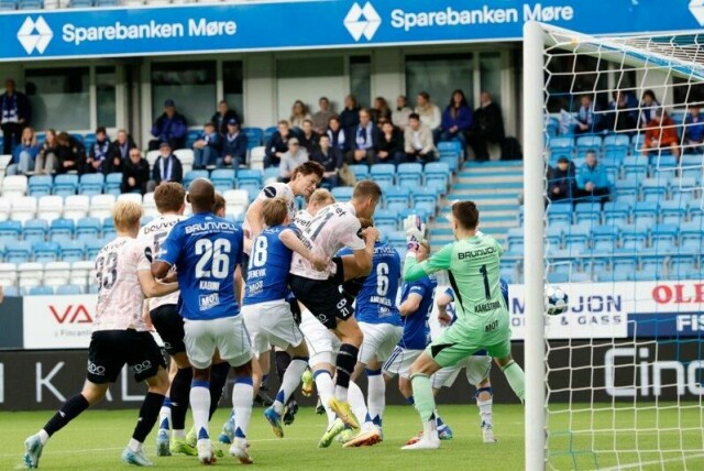 Henrik Falchener stanget inn 1-0 for Viking mot Molde.