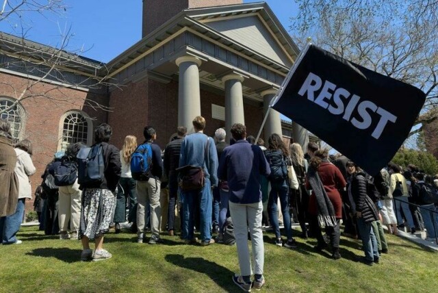 En demonstrasjon mot Trumps krav ved Harvard-universitetet på skjærtorsdag.